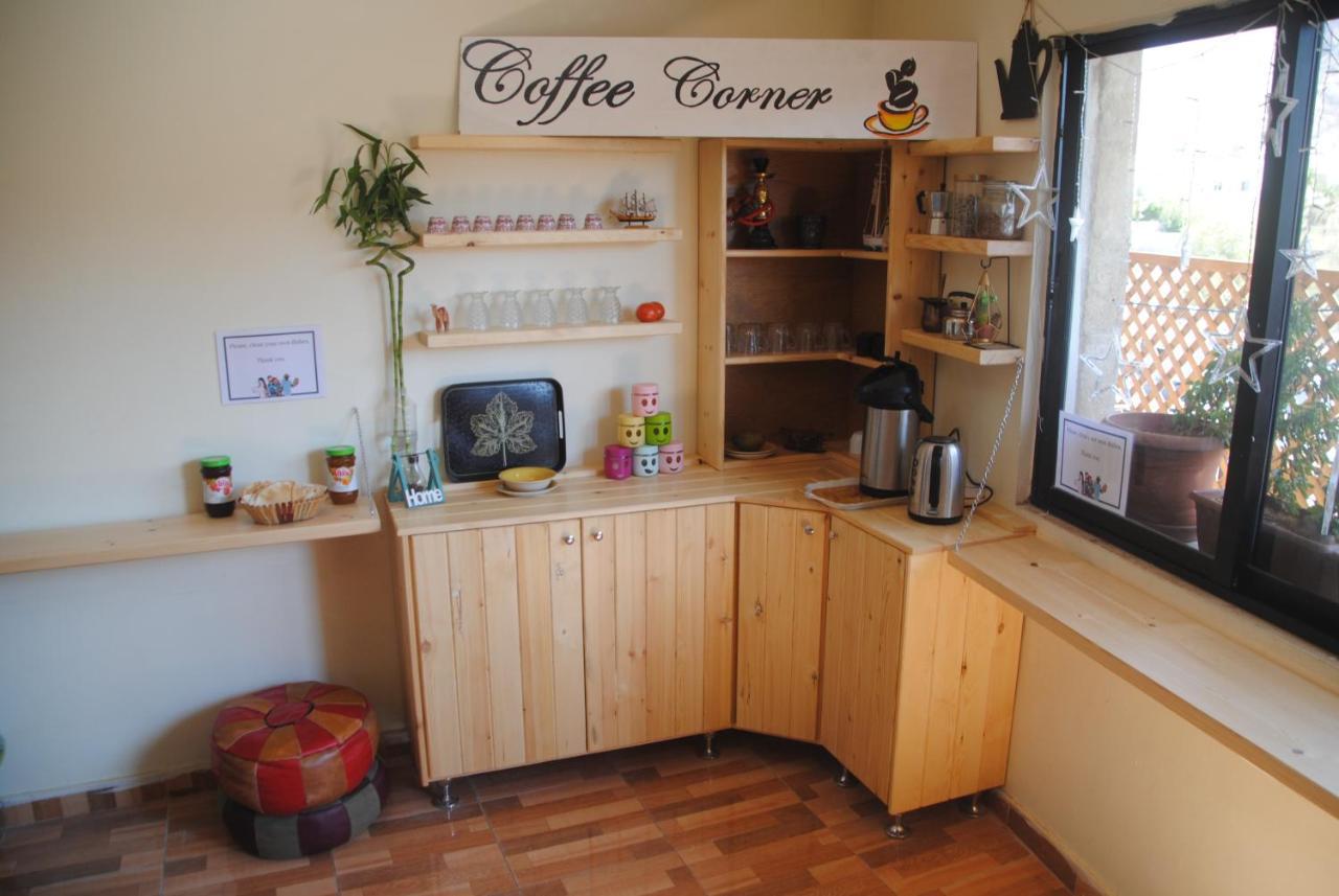 Hakaia Community Hostel Акаба Екстериор снимка